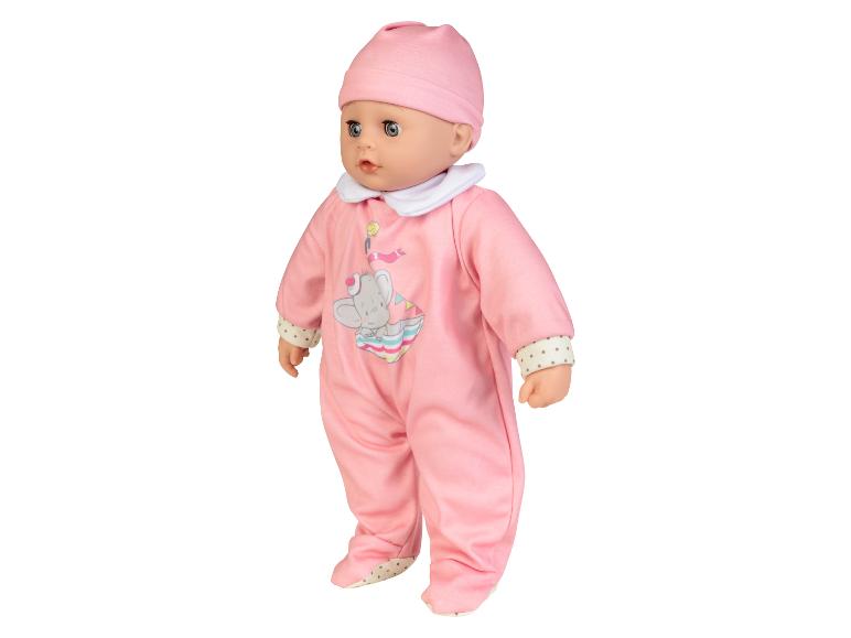 Een roze babypop met een olifant op de romper.
