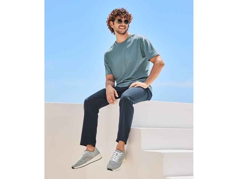 Herentrui, broek en casual sneakers.