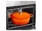 Oranje gietijzeren braadpan in een oven