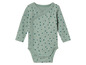 Een groene baby romper met blauwe stippen.