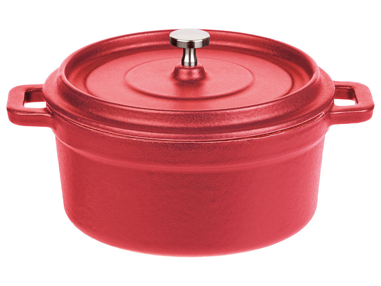 Een rode gietijzeren braadpan met deksel.