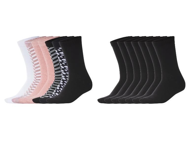 Sokkenset: 6 paar zwarte en 6 paar gestreepte, gestippelde en effen in roze en witte tinten.