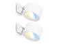 Twee witte wandspots met geel en blauw licht, gemonteerd op een wit oppervlak.