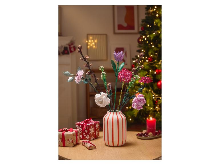 LEGO bloemenboeket in vaas met kerstcadeaus en kerstboom.
