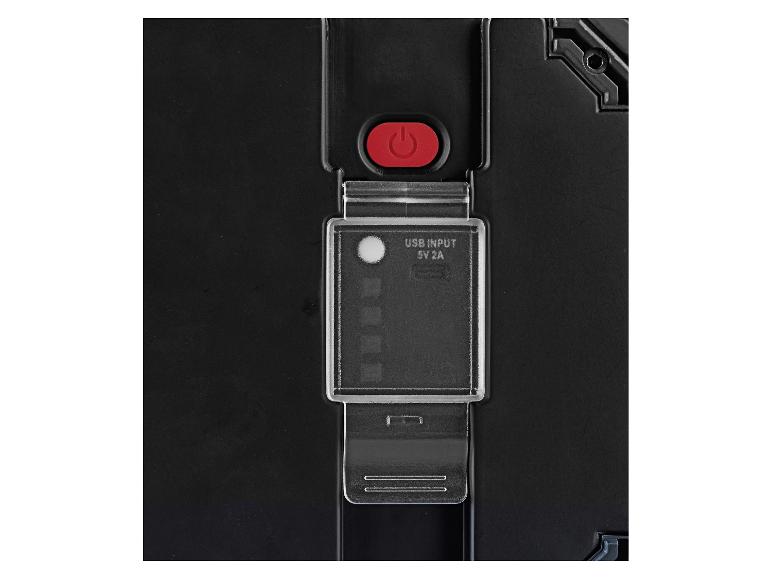 Close-up van een zwart apparaat met een rode aan/uit-knop en een transparante USB-ingangsklep.