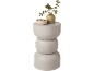 Stapelbare tafel met eucalyptusvaas en schaal met decoratieve stenen.