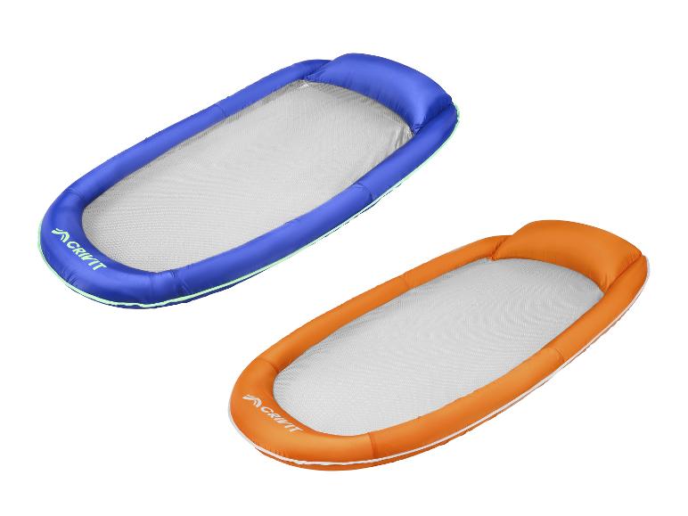 Twee drijvende ligstoelen, een blauwe en een oranje, met een netzitting.