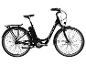 Zwarte elektrische fiets met lage instap en bagagedrager