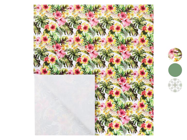 Stof met tropische bloemenprint van hibiscusbloemen en monstera-bladeren, met kleurstalen.