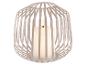Decoratieve lantaarn met een witte LED-kaars erin, met een beige metalen kooiontwerp.