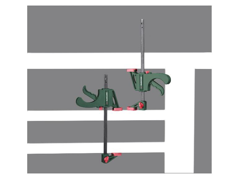 Twee groene houtklemmen met rode elementen op een grijze achtergrond.