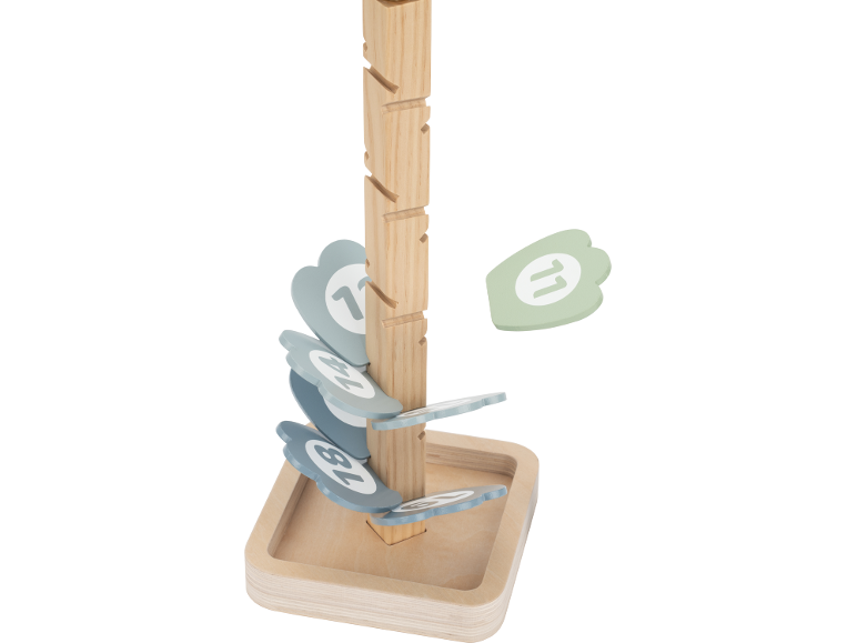 Houten knikkerbaan met bladvormige nummerplaatjes, een groen plaatje met nummer 11 zweeft.