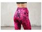 Vrouwelijke benen in roze leggings met een geometrisch patroon.