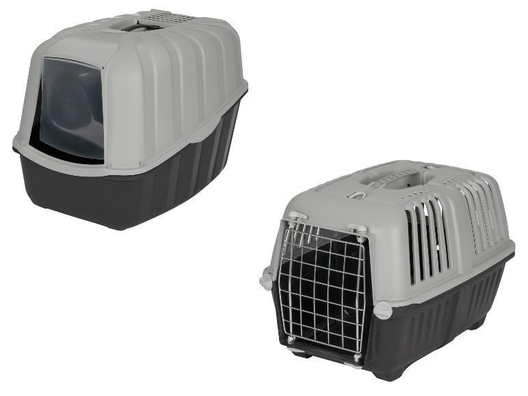 Twee grijze en zwarte kattenbakken en een dierenreismand op een witte achtergrond.