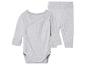 Een grijze baby romper en broek met lange mouwen.