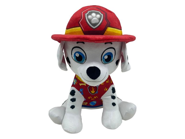 Pluche speelgoed van een puppy van de Paw Patrol in een rood brandweerpak.