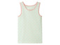Een lichtgroen tanktopje met roze stippen.