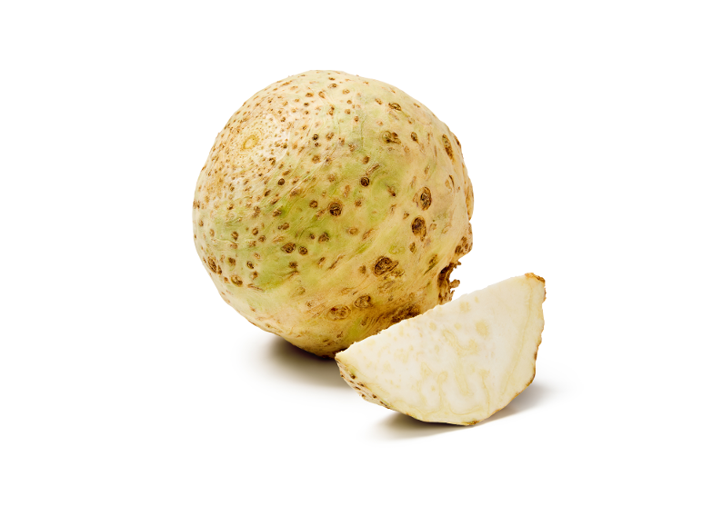 Hele knolselderij en een gesneden stuk op een witte achtergrond.