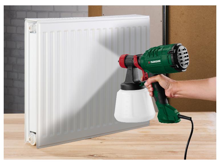 PARKSIDE verfspuitpistool gebruikt om een witte radiator te schilderen.