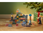 Houten bouwblokken met zeethema en dierenfiguren, met cadeaus onder de kerstboom.