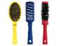 Drie kleurrijke haarborstels: een gele ovale, een blauwe ventilerende en een rode ronde borstel.
