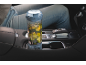 Draagbare blender met groene groenten en fruit in een bekerhouder in de auto.