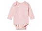 Een roze baby-onesie met lange mouwen.