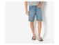 Herenshorts van jeans en sandalen.