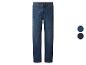 Herenjeans met rechte pijpen in donkerblauw denim, getoond met twee kleuropties.