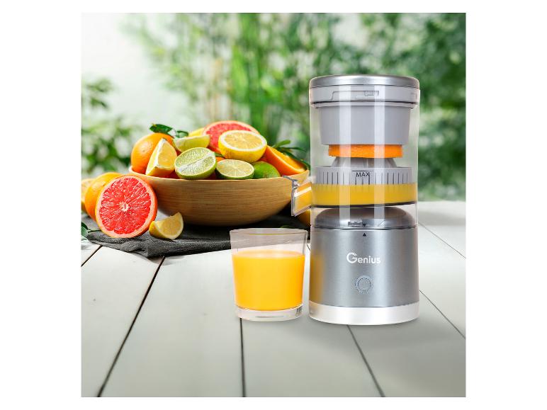 Genius sapcentrifuge met sinaasappels, grapefruits, citroenen en limoenen op een houten tafel.