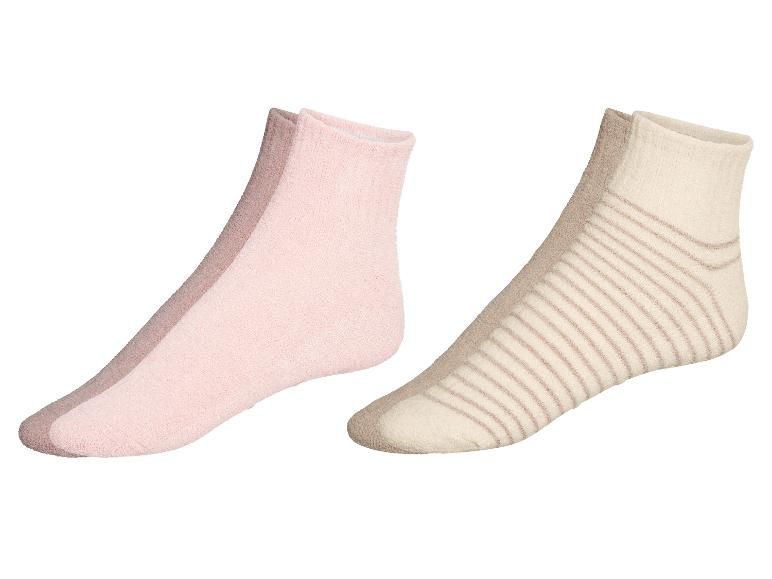 Twee paar zachte sokken: effen roze en gestreepte beige.