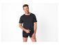 Man in zwart T-shirt en zwarte boxershorts.