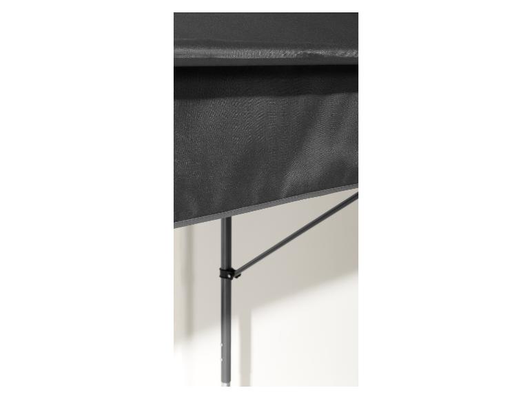 Een zwart zonnescherm met metalen frame.