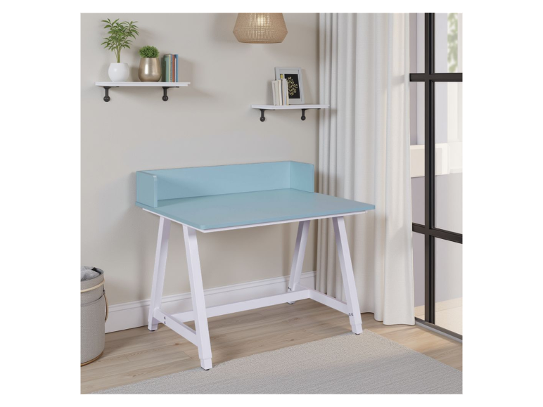 Pastelblauw en wit bureau met geïntegreerde boekenplank, minimalistische stijl.