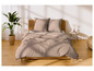 Beige dekbedovertrek met bloemdessin op een houten bed.