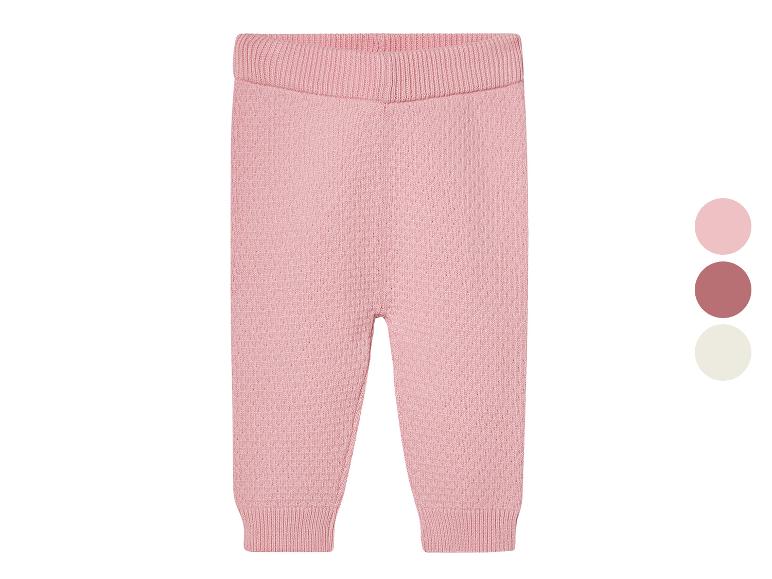 Roze gebreide broek voor baby's.