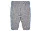 Grijze joggingbroek met blauwe accenten.