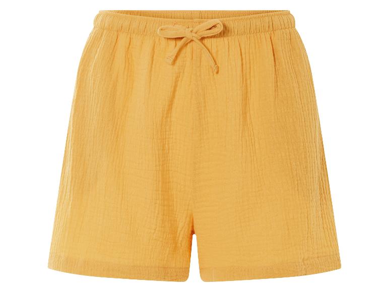 Mosterdgele shorts, casual stijl.