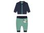 Baby joggingpak met blauwe jas en groene broek met konijn.