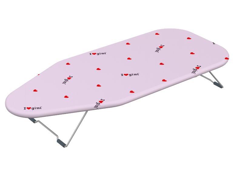 Een roze strijkplank met 'I ♥ gimi' erop.