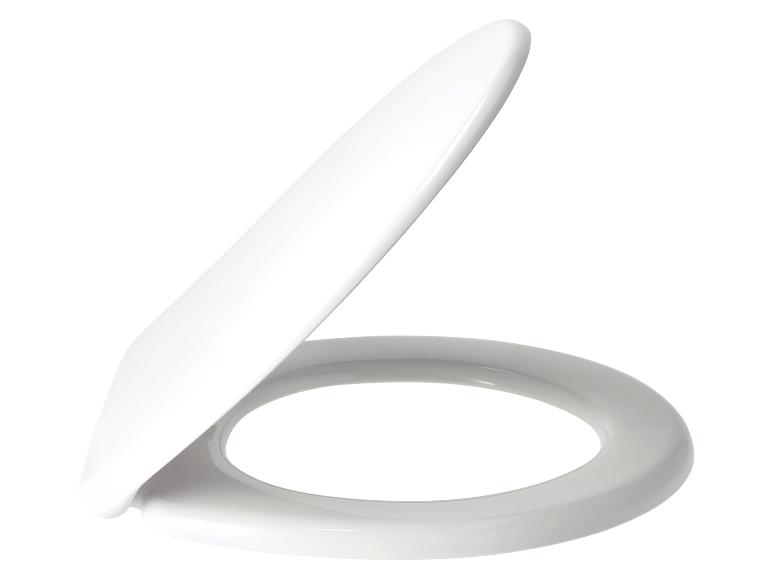 Een wit toiletbril, lichtjes opgetild.