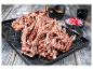 Pulled meat met vleesvorken, saus en ingelegde uien.