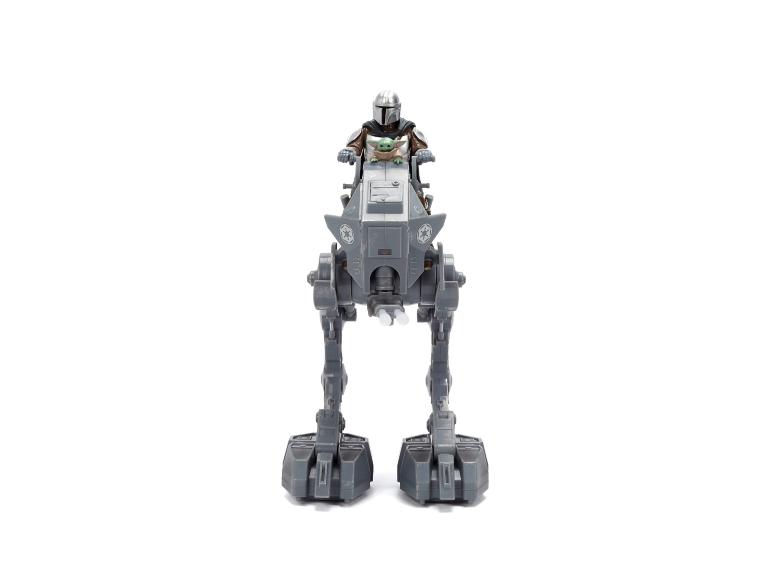 Sciencefiction-actiefiguur op een walker