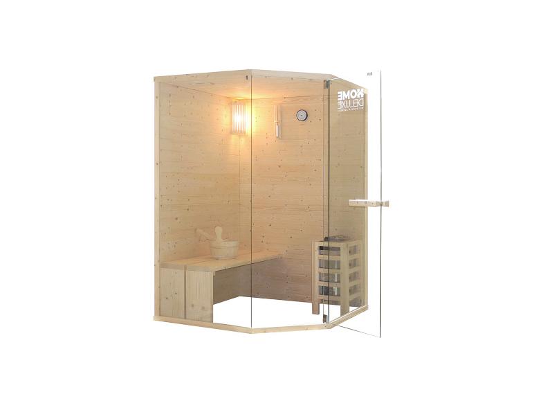 Hoeksauna met houten bank, emmer en kachel, glazen wanden en houten frame.