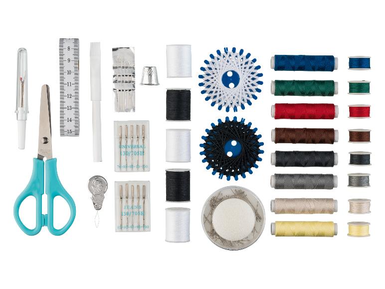 Naaiset met draden, naalden, schaar, meetlint, vingerhoed en andere accessoires.