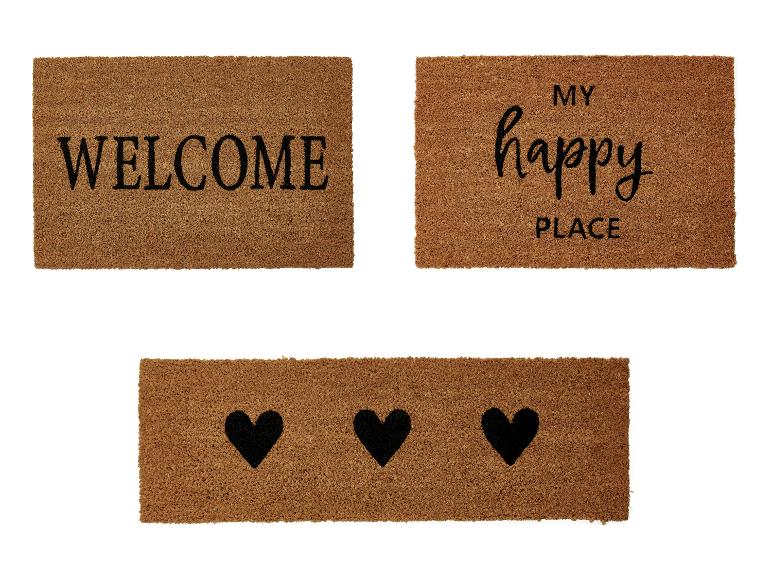 Drie deurmatten met de teksten 'Welcome', 'My happy place' en drie zwarte harten.