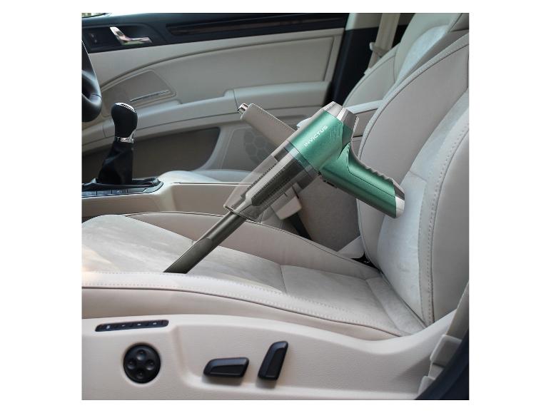 Groene Invictus kruimeldief reinigt lichte lederen autostoelen.