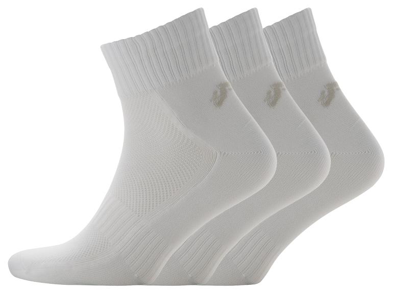 Drie paar witte Asics sokken.