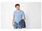 Man in een blauw gestreept T-shirt en jeans, met een blauwe jas.