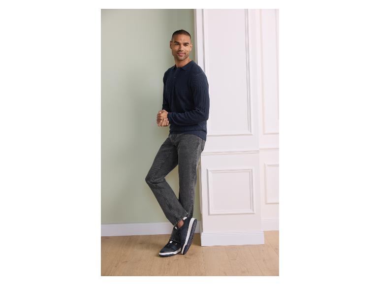 Man in ESMARA MEN heren polotrui met structuur, grijze jeans en sneakers.